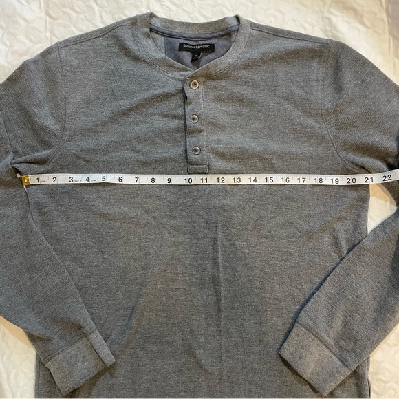 Banana Republic Gray Long Sleeve Crewneck 1/4 Metal Button Up Men’s Large Casual - Picture 4 of 8